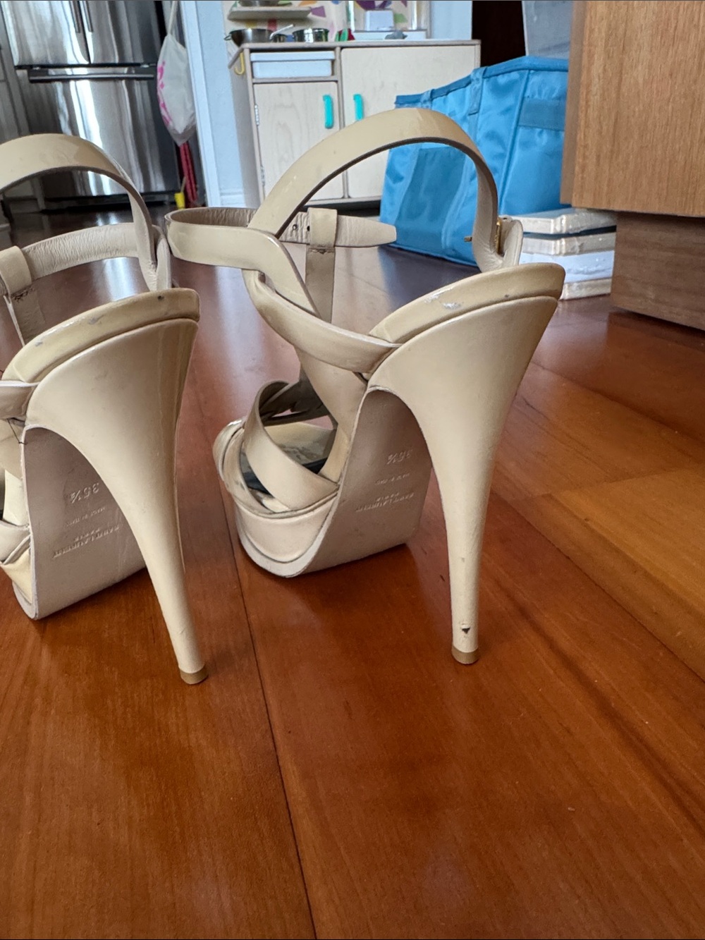 Saint Laurent Cream Patent Knotted Slingback Heels - Picture 6 of 7